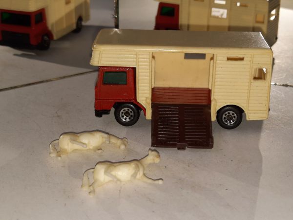 * INBRIMA MATCHBOX 40 HORSE-BOX B028