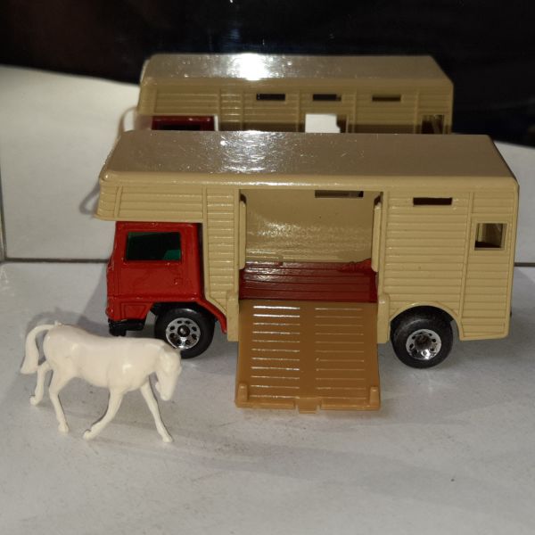 * INBRIMA MATCHBOX 40 HORSE-BOX B079