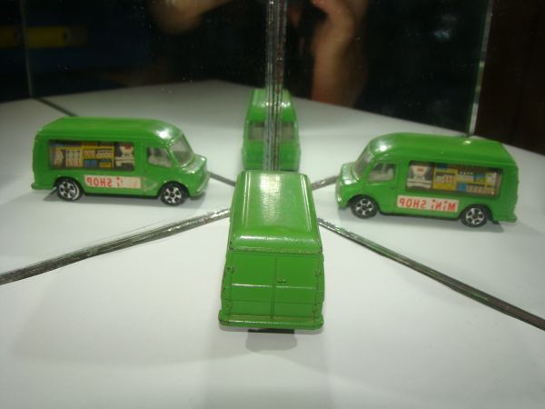 * KIKO CORGI MERCEDES MOBILE SHOP B058