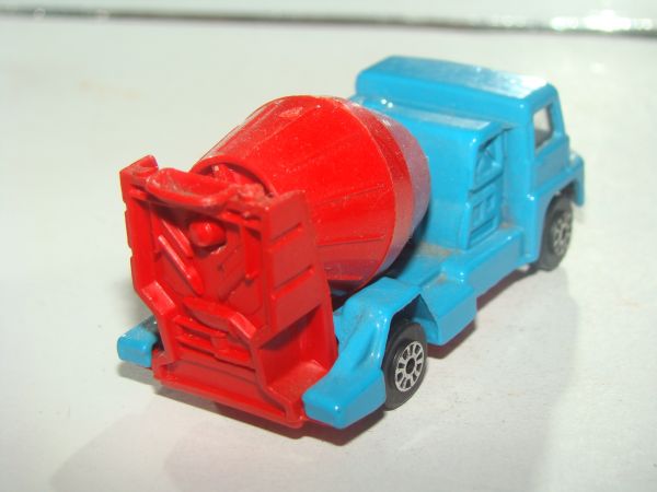 * KIKO CORGI MOBILE CEMENT MIXER B138