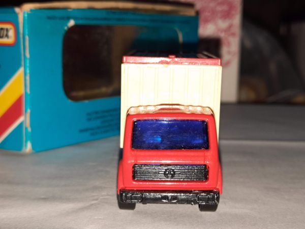 * INBRIMA MATCHBOX MERCEDES CONTAINER TRUCK B946