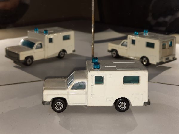 * INBRIMA MATCHBOX 41 AMBULANCE B010