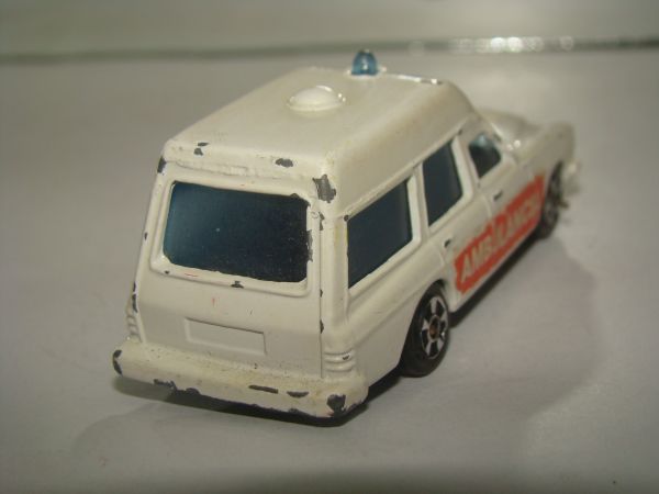 * KIKO CORGI MERCEDES BENZ AMBULANCE B102